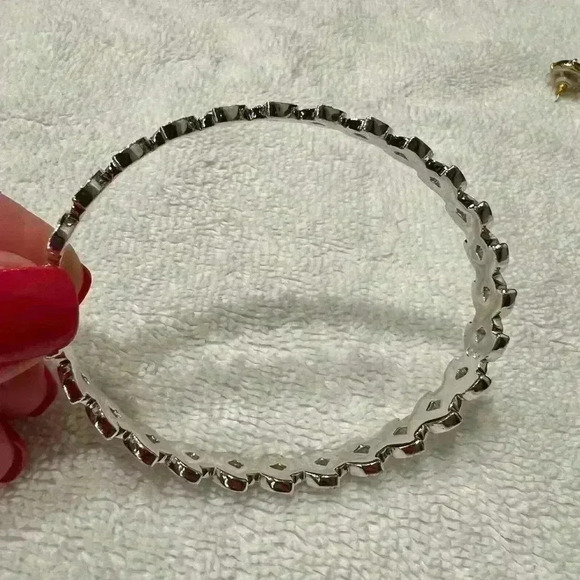 Swarovski Nightingale Pattern Bangle
Bracelet Silver Circum 8.5” - Picture 3 of 8